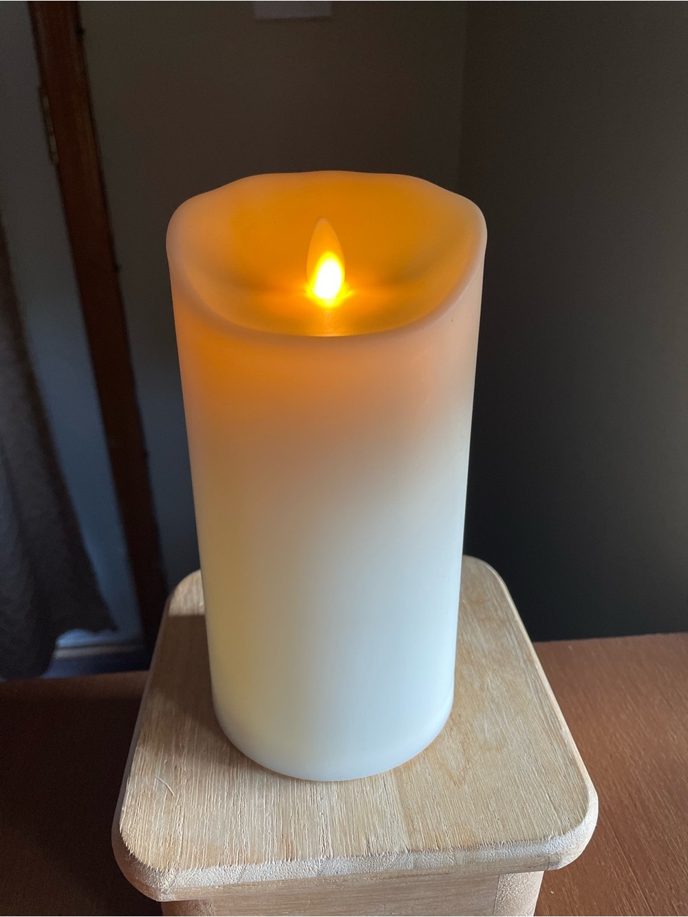 Liown Realistic Flameless Moving Flames Candle Approx 7" x 3.25"